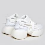 Авангардные кроссовки из эко кожи и текстиля белоснежного цвета